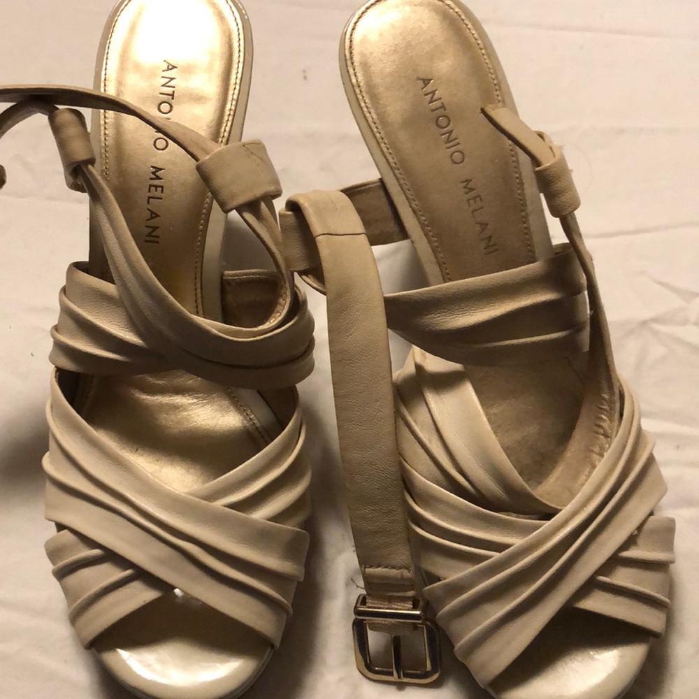 Antonio Melani cream/tan heels